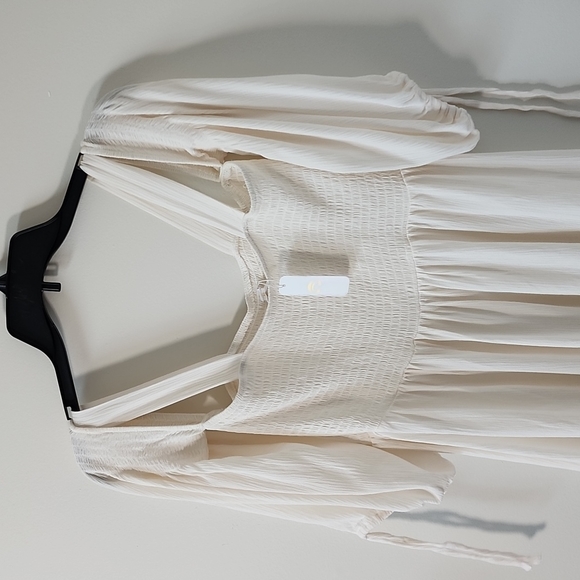 Flowy shirt that is perfect for Spring and Summer. - Picture 4 of 4